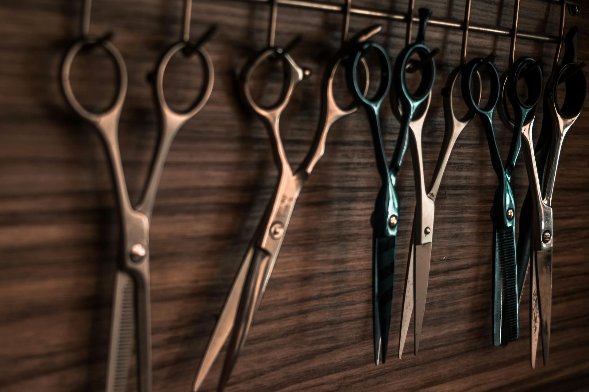 Tondeuses et outils du barbier en lumière chaude
